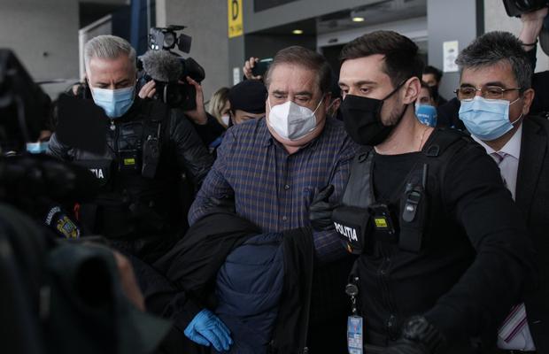 UPDATE // Ioan Niculae, încătușat pe aeroport! Desfășurare impresionantă de forțe