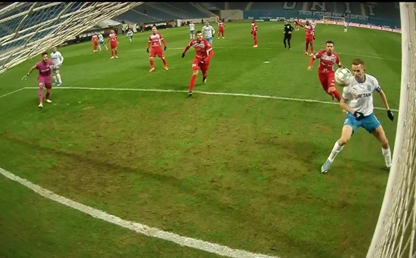 Alexandru Cicâldău (23 de ani) și Nicușor Bancu (28 de ani) au ratat ocazii rarisime în prima repriză a disputei dintre CS Universitatea Craiova și FC Hermannstadt, la scorul de 0-0.
