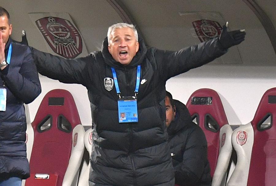 Dan Petrescu, protestând Un furt deghizat