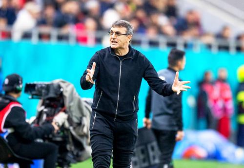 FCSB și CS Universitatea Craiova au remizat, scor 1-1, în derby-ul etapei cu numărul 26 din SuperLigă. Eugen Neagoe, antrenorul oltenilor, a lăudat atitudinea elevilor lui și a lansat „înțepături” în direcția rivalilor și a „centralului” Adrian Cojocaru.