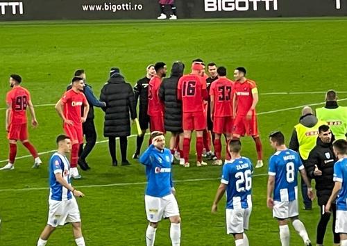 FCSB și CS Universitatea Craiova au remizat, scor 1-1, în derby-ul rundei cu numărul 26 din SuperLigă. Gazdele l-au înconjurat pe „centralul” Adrian Cojocaru după fluierul final.
