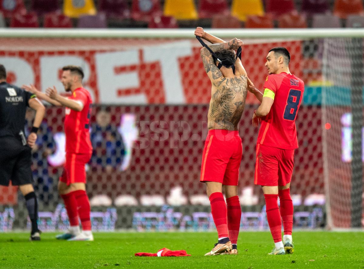 Florinel Coman ia o pastilă de la medic în FCSB - CS Universitatea Craiova / FOTO: Raed Krishan (GSP.ro)