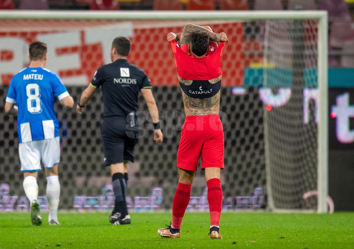 Florinel Coman ia o pastilă de la medic în FCSB - CS Universitatea Craiova / FOTO: Raed Krishan (GSP.ro)
