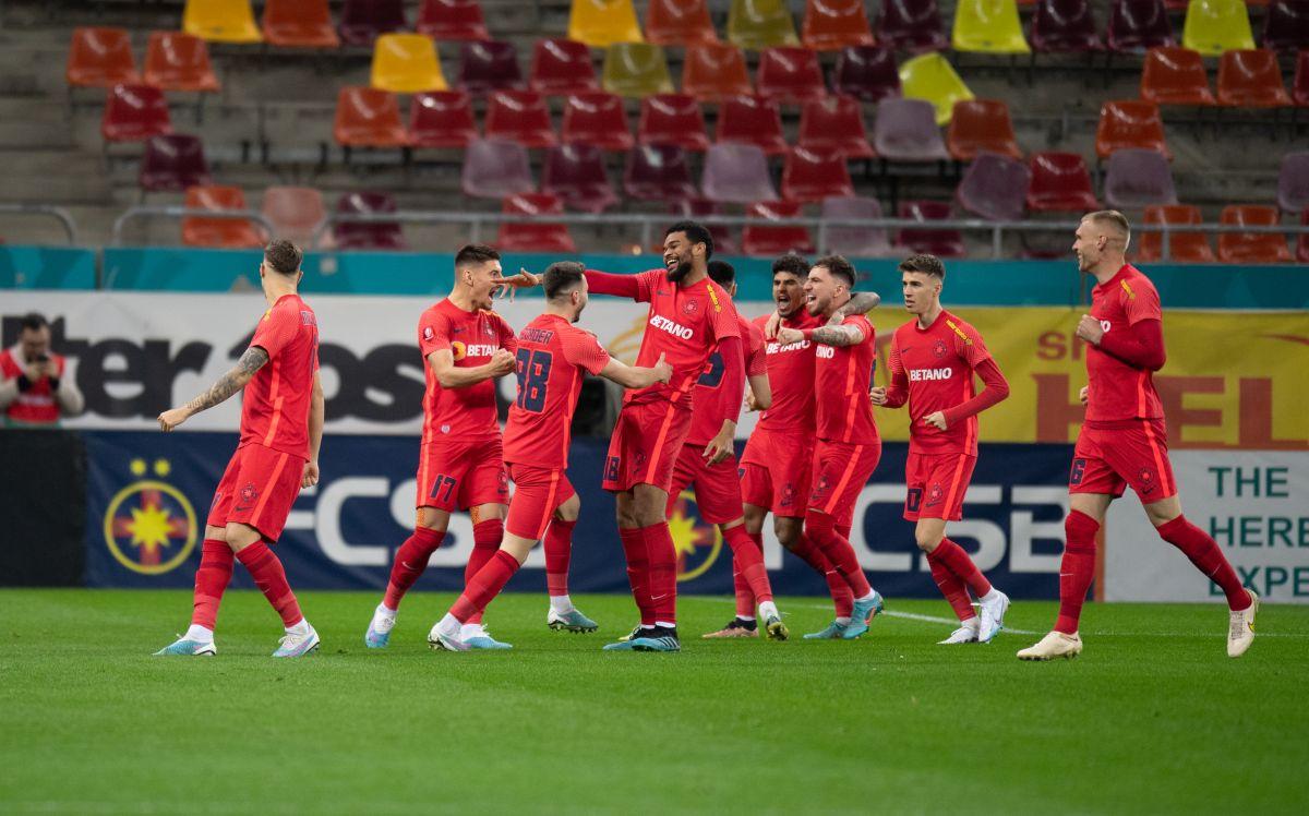 Florinel Coman ia o pastilă de la medic în FCSB - CS Universitatea Craiova / FOTO: Raed Krishan (GSP.ro)