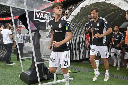 Emirhan Delibas, cu numărul 21 // foto: Imago Images