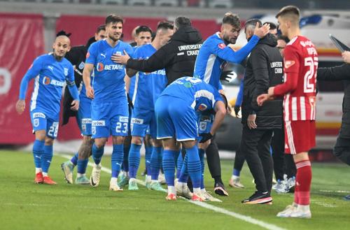 Universitatea Craiova traversează un sezon dezamăgitor. Oltenii au plecat la drum cu ambiții de titlu, dar riscă să încheie etapa 26 pe locul 5 în Superligă, cu 39 de puncte, 15 sub liderul FCSB.