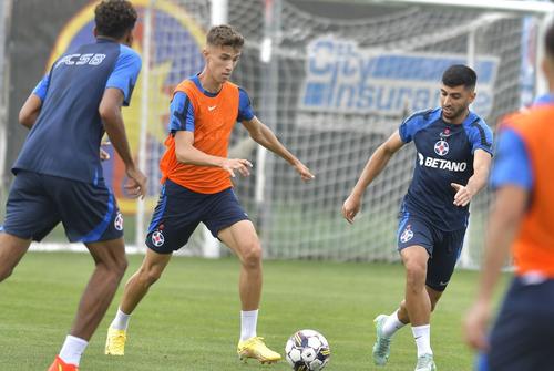 Florin Achim, în duel pentru minge cu Tavi Popescu, la unul dintre antrenamentele FCSB
