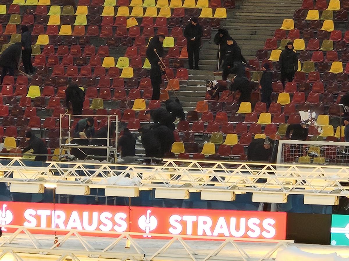 Suporterii FCSB l-au ascultat pe Mihai Stoica » Imaginile serii, pe Arena Națională: câți au venit la deszăpezire