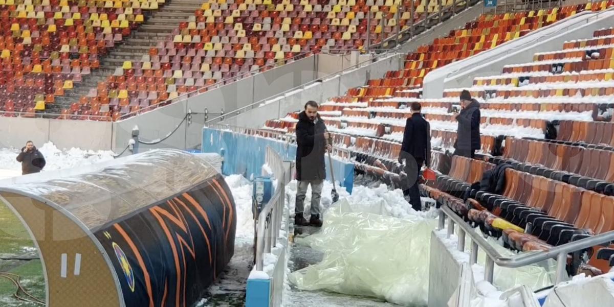Imagini incredibile pe Arena Națională, înainte de FCSB - PAOK: alpiniștii utilitari, chemați să curețe zăpada de pe acoperiș