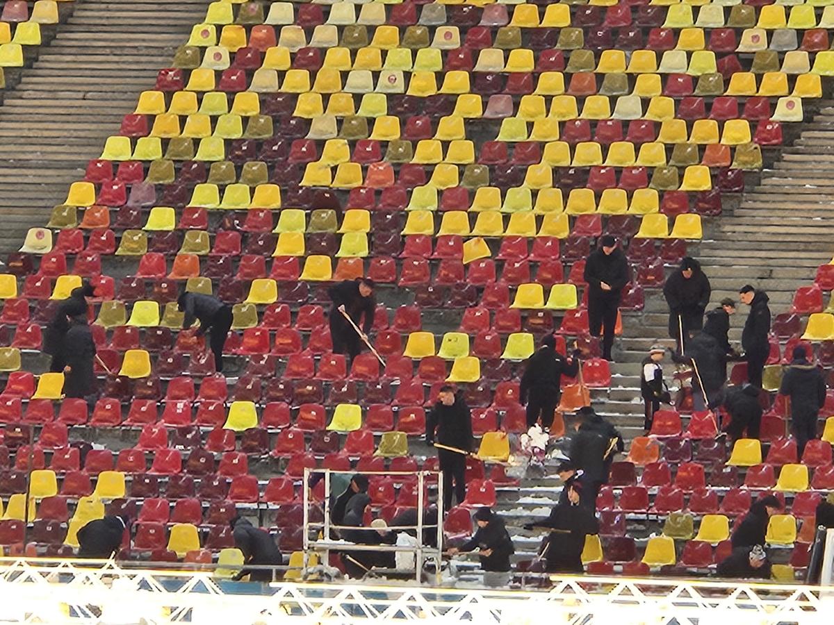 Suporterii FCSB l-au ascultat pe Mihai Stoica » Imaginile serii, pe Arena Națională: câți au venit la deszăpezire
