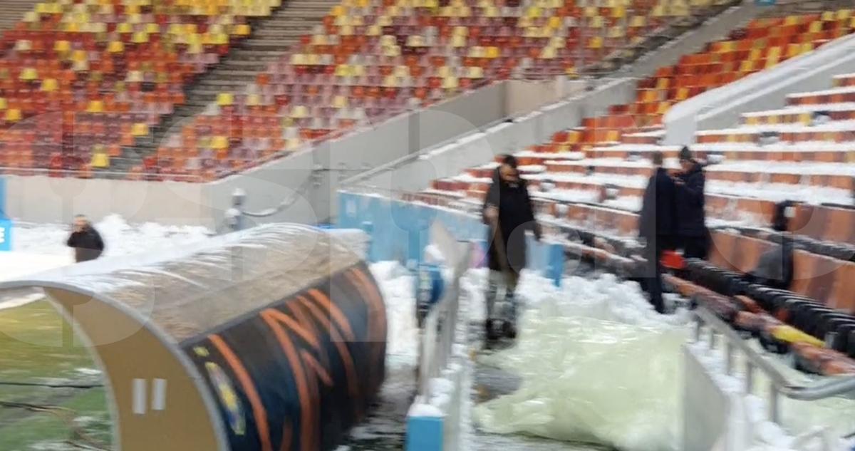 Imagini incredibile pe Arena Națională, înainte de FCSB - PAOK: alpiniștii utilitari, chemați să curețe zăpada de pe acoperiș