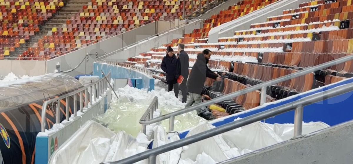 Imagini incredibile pe Arena Națională, înainte de FCSB - PAOK: alpiniștii utilitari, chemați să curețe zăpada de pe acoperiș