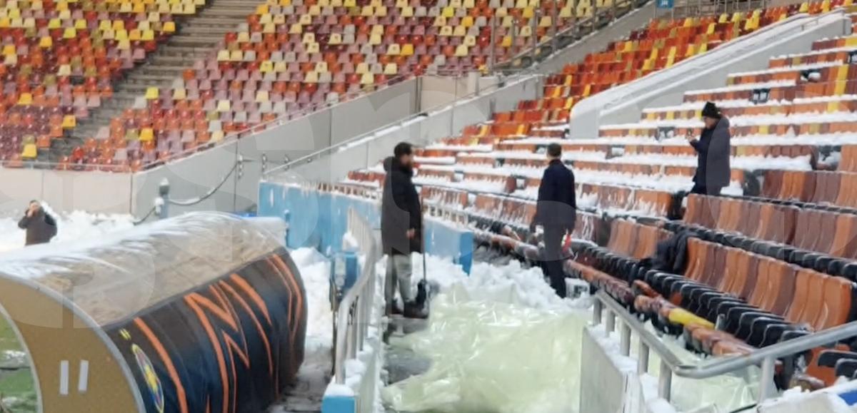 Imagini incredibile pe Arena Națională, înainte de FCSB - PAOK: alpiniștii utilitari, chemați să curețe zăpada de pe acoperiș