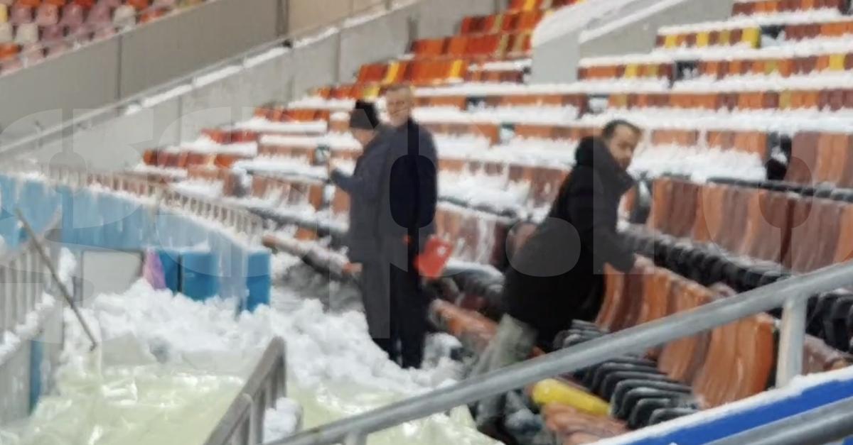 Imagini incredibile pe Arena Națională, înainte de FCSB - PAOK: alpiniștii utilitari, chemați să curețe zăpada de pe acoperiș