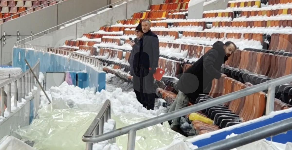 Imagini incredibile pe Arena Națională, înainte de FCSB - PAOK: alpiniștii utilitari, chemați să curețe zăpada de pe acoperiș