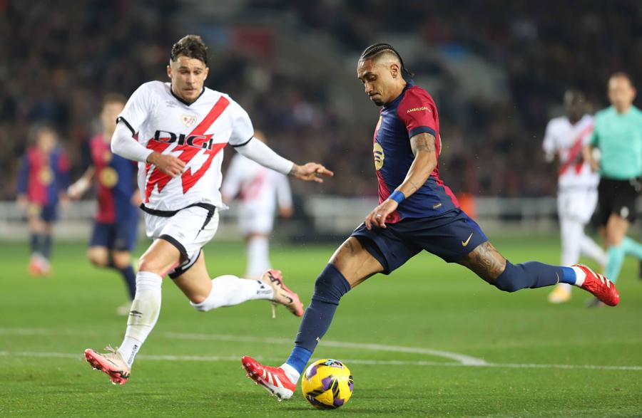 Andrei Rațiu contra lui Raphinha în Barcelona - Rayo // FOTO: Imago Real Madrid, da. Barcelona, NU! Verdict în Spania în urma memoriilor depuse de cei doi coloși din La Liga