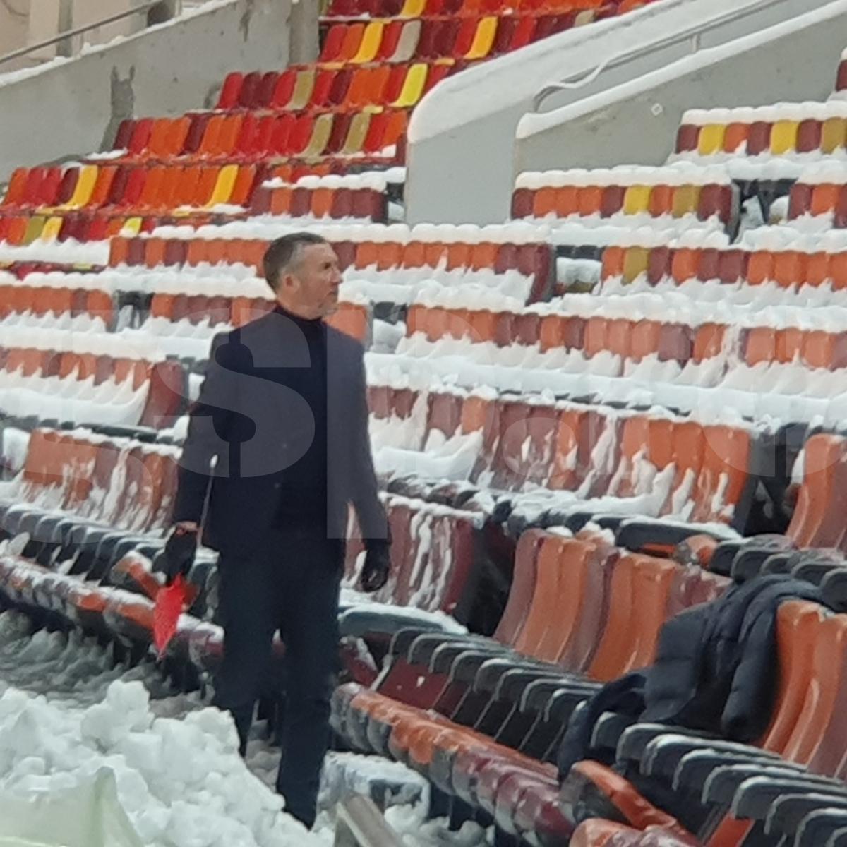 Imagini incredibile pe Arena Națională, înainte de FCSB - PAOK: alpiniștii utilitari, chemați să curețe zăpada de pe acoperiș