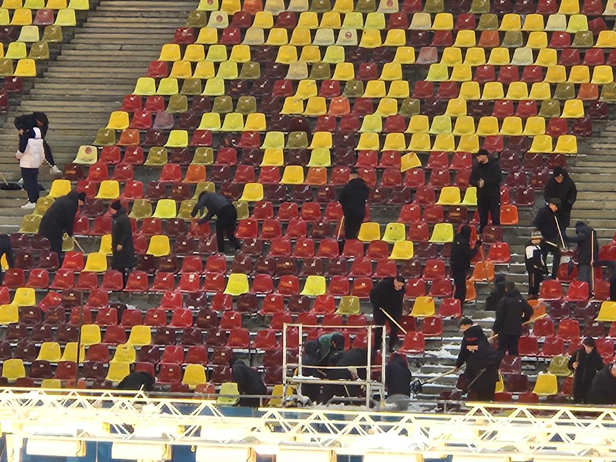 Suporterii FCSB l-au ascultat pe Mihai Stoica » Imaginile serii, pe Arena Națională: câți au venit la deszăpezire