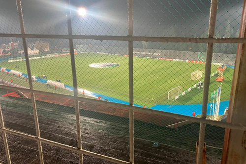 Fanii lui Crystal Palace, nevoiți să vadă meciul „după gratii” // Captură foto: X