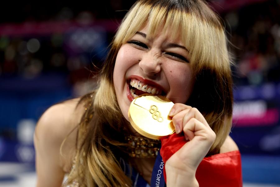 Alysa Liu cu medalia de aur olimpică FOTO Guliver/GettyImages „Doamna de fier” a patinajului artistic despre Alysa Liu și sportivii ruși: „Nu știu să fie recunoscători pentru ce au, ea se bucură”
