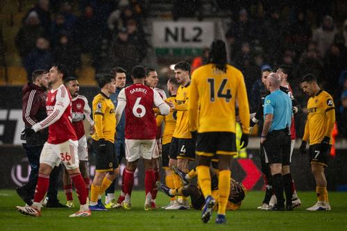 Jucătorii lui Arsenal și Wolverhamton s-au certat la final, după incidentul dintre Gabriel Jesus (stânga) și Yerson Mosquera (căzut) / Foto: Imago