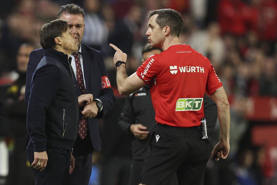 Șapte etape de suspendare pentru Matias Almeyda, antrenorul echipei FC Sevilla / Imago Images Matias Almeyda, antrenorul echipei FC Sevilla, suspendat șapte etape