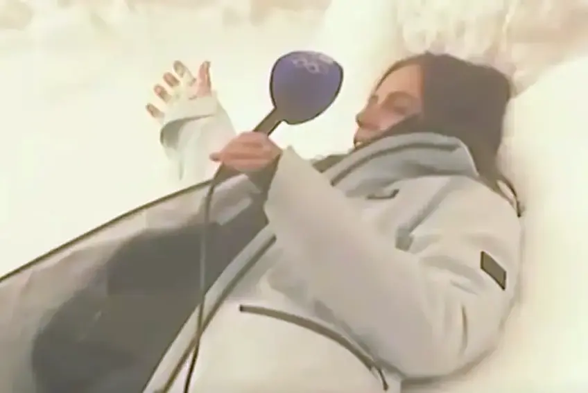 Danika Mason a început să facă „îngeri” prin zăpadă, în timpul live-ului