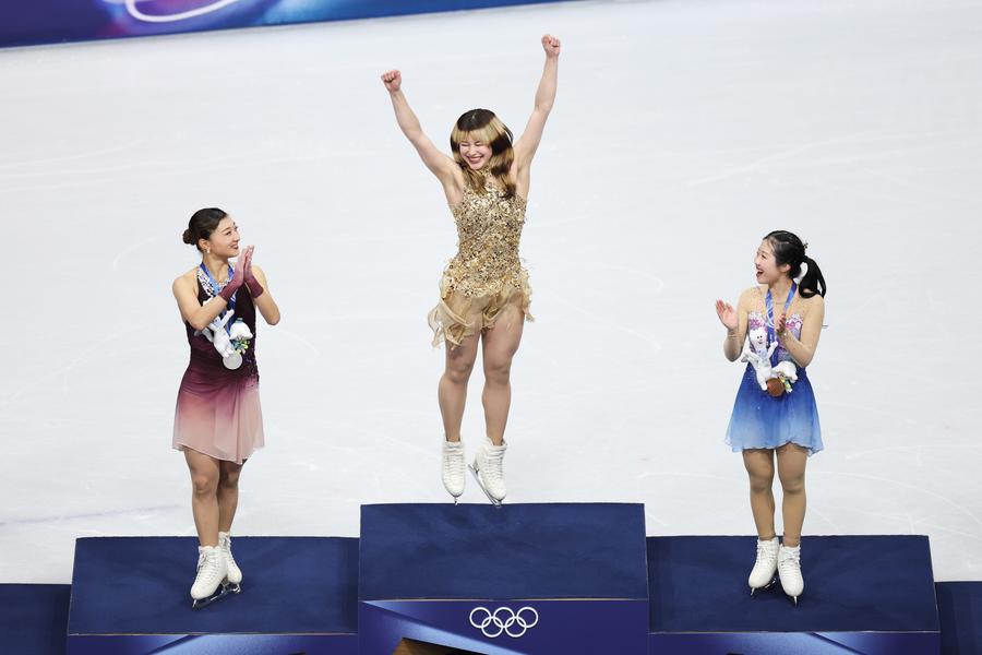 Alysa Liu, Kaori Sakamoto și Ami Nakai pe podium FOTO Guliver/GettyImages Americanca Alysa Liu, noua campioană olimpică a patinajului artistic feminin