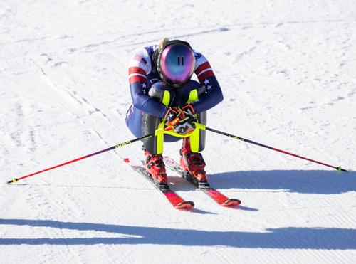 La finalul cursei olimpice de slalom, pe care a câștigat-o, Mikaela Shiffrin și-a permis un moment de conexiune cu oamenii dragi pe care i-a pierdut / Foto: Imago Images