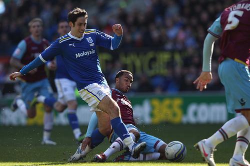 Peter Whittingham,în tricoul albastru al lui Cardiff