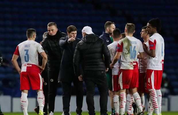 Un fotbalist de la Slavia Praga a fost bătut cu pumnii în vestiar și lăsat plin de sânge! Reacția jucătorului