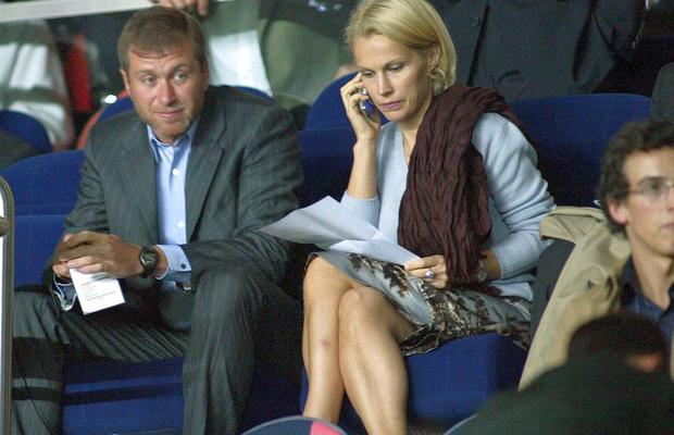 Fosta soție a lui Roman Abramovich se ascunde în vila din Londra de teamă că-și va pierde averea de 500 de milioane de lire. Detalii incredibile