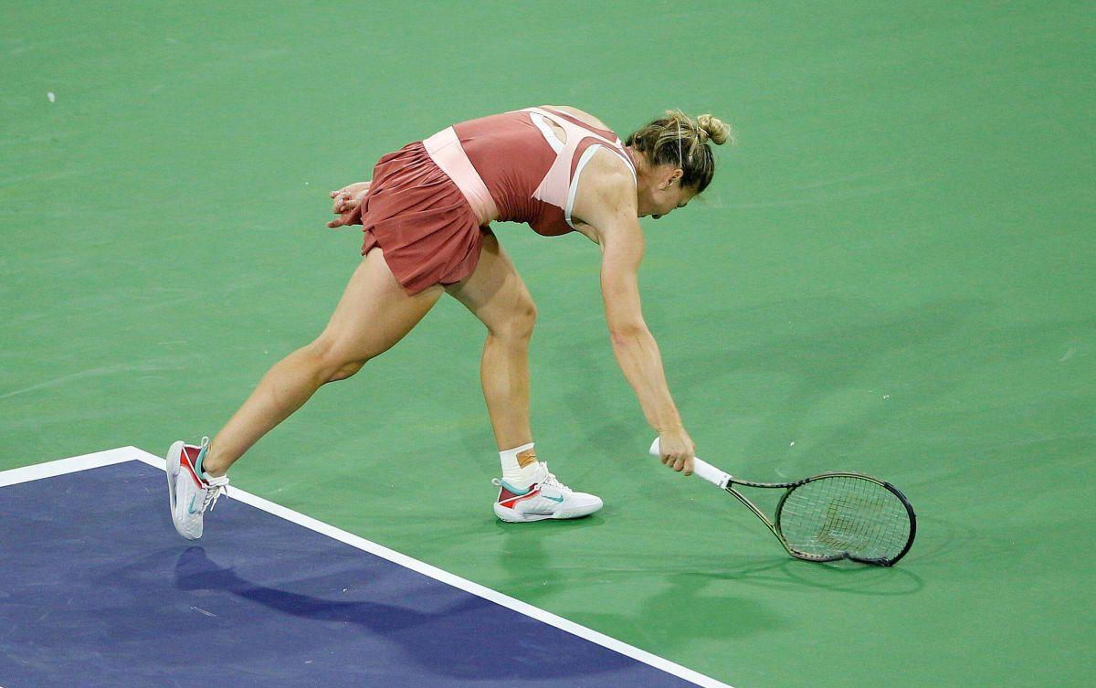 Criză de nervi: Halep a rupt racheta în semifinala cu Swiatek!