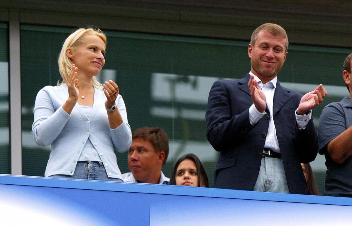 Fosta soție a lui Roman Abramovich se ascunde în vila din Londra de teamă că-și va pierde averea de 500 de milioane de lire. Detalii incredibile