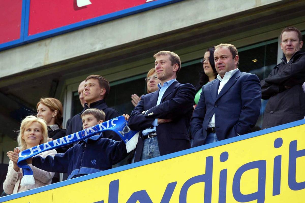 Fosta soție a lui Roman Abramovich se ascunde în vila din Londra de teamă că-și va pierde averea de 500 de milioane de lire. Detalii incredibile