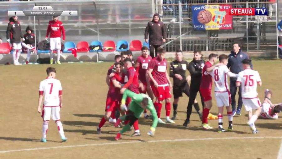 Jucătorii s-au luat la bătaie în derby-ul din Liga Elitelor, foto: Steaua TV, YouTube S-au încins spiritele la derby-ul Steaua - Dinamo din Liga Elitelor » Jucătorii s-au luat la bătaie la finalul meciului câștigat de roș-albaștri