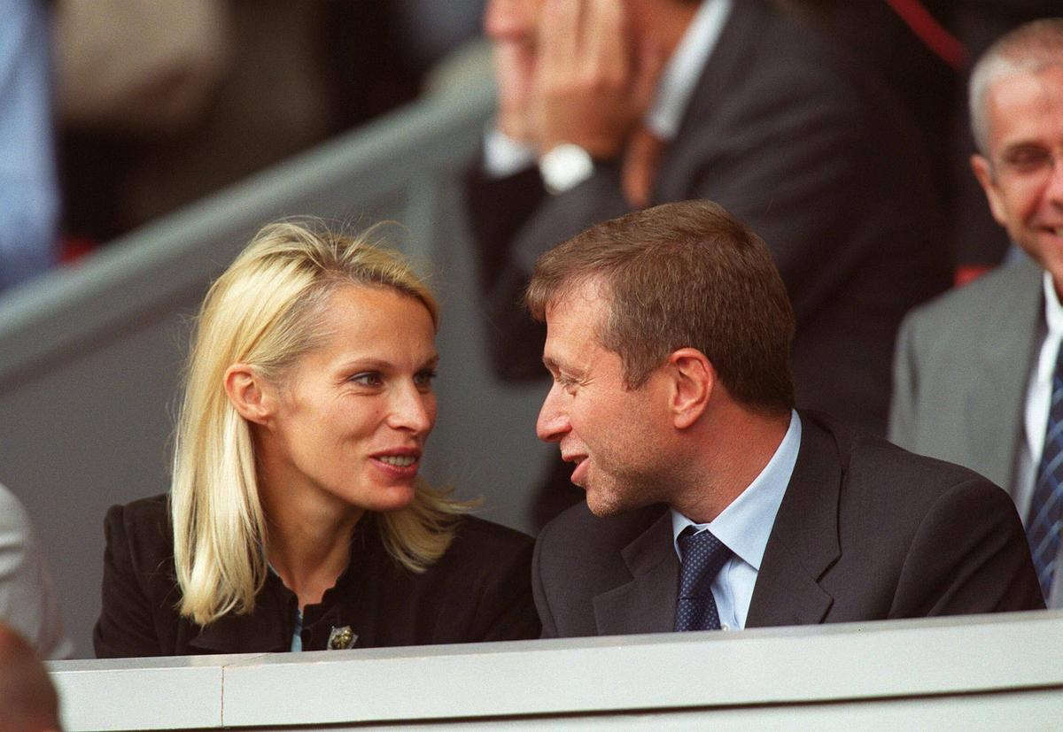 Fosta soție a lui Roman Abramovich se ascunde în vila din Londra de teamă că-și va pierde averea de 500 de milioane de lire. Detalii incredibile