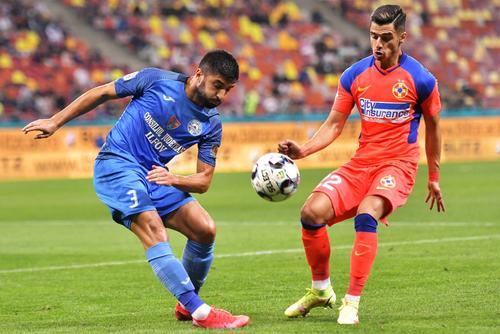 Florin Achim (stânga), într-un meci între FCSB și Academica Clinceni // foto: Imago Images