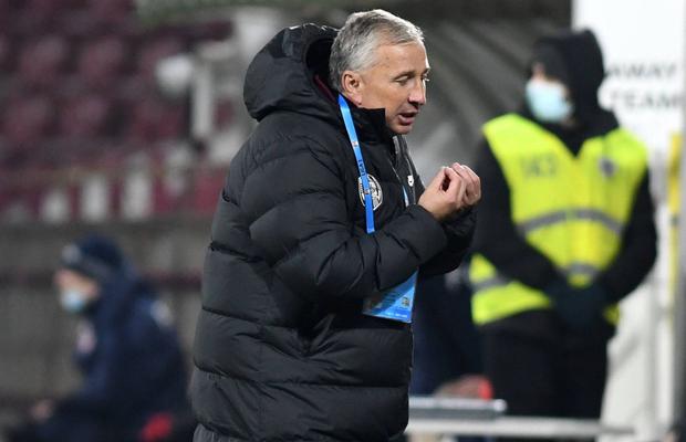 N-a uitat poezia :)) Dan Petrescu, după ce s-a împiedicat de Hagi: „E incredibil ce pățim!”