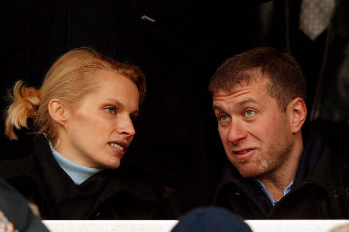 Fosta soție a lui Roman Abramovich se ascunde în vila din Londra de teamă că-și va pierde averea de 500 de milioane de lire. Detalii incredibile
