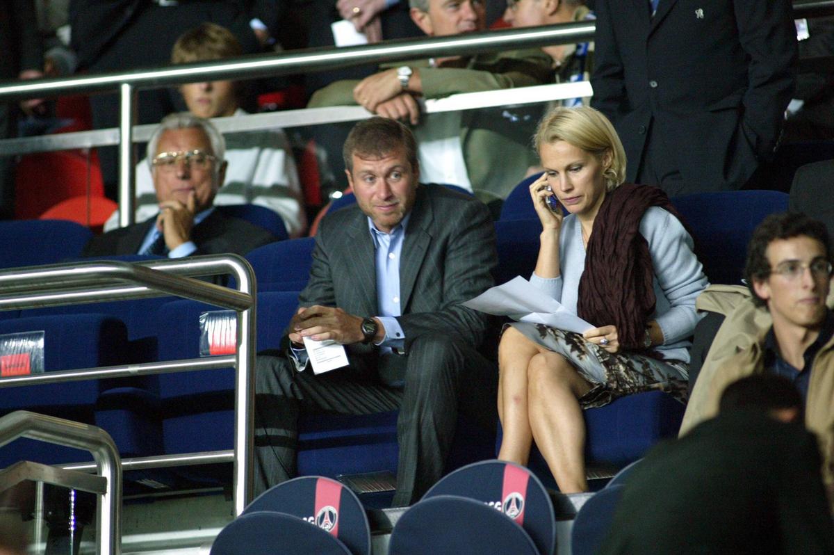Fosta soție a lui Roman Abramovich se ascunde în vila din Londra de teamă că-și va pierde averea de 500 de milioane de lire. Detalii incredibile