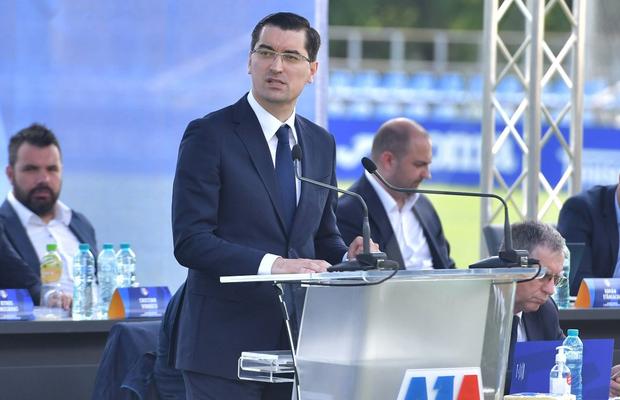 România - Grecia. Răzvan Burleanu continuă campania electorală și la primul meci al lui Iordănescu la „națională” » Cadoul făcut celor peste 250 de votanți