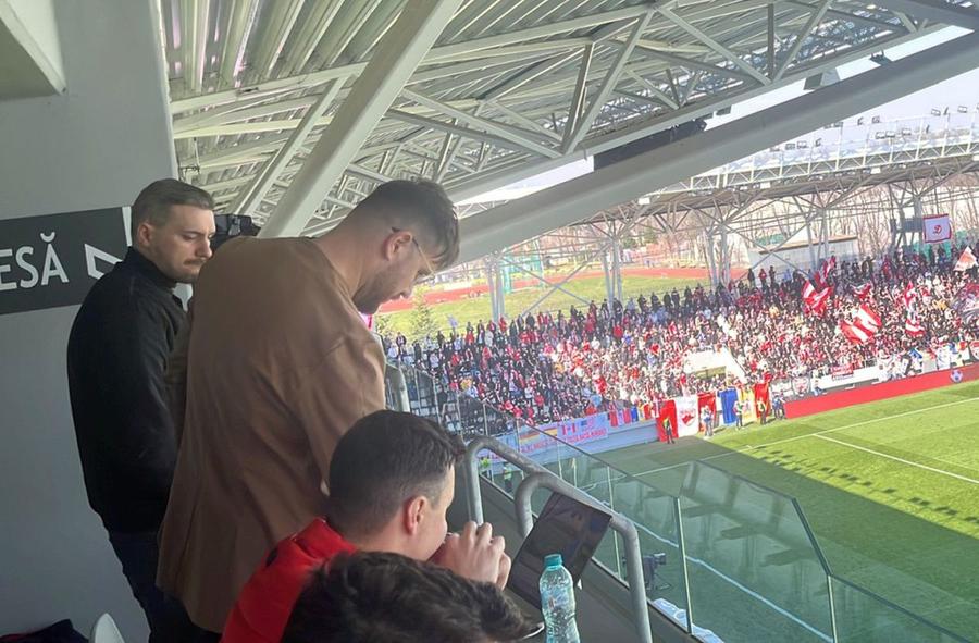Gabriel Glăvan, cu jachetă maro // foto: Andrei Petrescu, GSP Dinamo - Gloria Buzău 1-1 » Elevii lui Ovidiu Burcă încep play-off-ul cu un egal. Clasamentul actualizat
