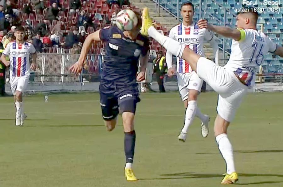 Ghiocel l-a lovit cu talpa în față pe Cătălin Itu // foto: captură DigiSport Dorinel Munteanu iese la atac și își acuză frontal rivala la promovare: „M-a deranjat nesimțirea lor! Au mai avut și arbitrul de casă...”