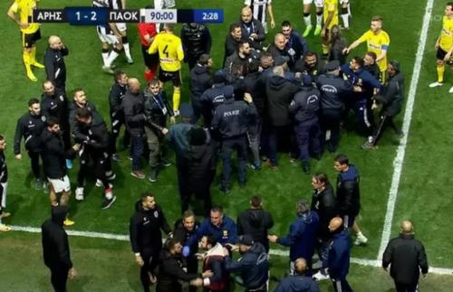 PAOK Salonic, formația antrenată de Răzvan Lucescu, s-a impus pe terenul rivalei Aris, scor 2-1. Antrenorul român a fost eliminat și înjurat de președintele adversarilor.