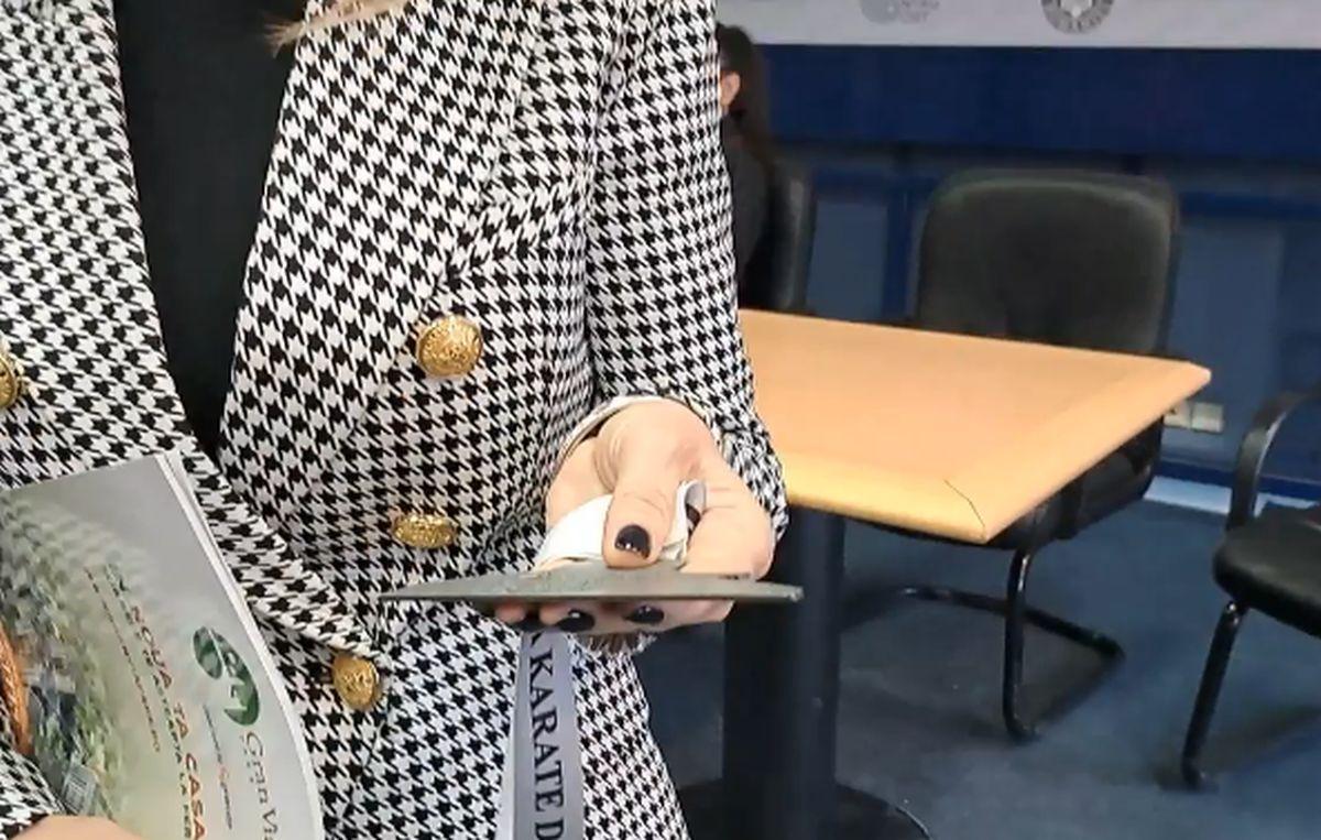 Colegul de partid a făcut-o pe Anamaria Prodan președintă de onoare a Federației de Snooker! Impresarul a făcut o demonstrație de abilități