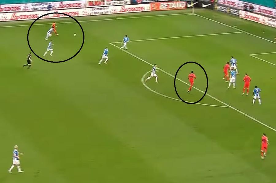 Radunovic a trecut în viteză pe lângă Hanca, apoi a centrat decisiv pentru Edjouma // sursă foto: captură OrangeSport „Clientul” lui Panduru după golul înscris de FCSB contra Universității: „În halul ăsta?”
