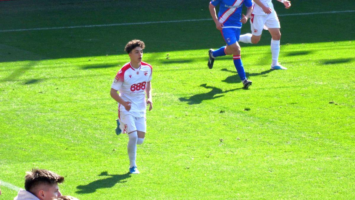 9 detalii de la Dinamo - Buzău » Cum s-a descurcat debutantul de 16 ani, momentul impresionant de la start + ce au cerut fanii la final