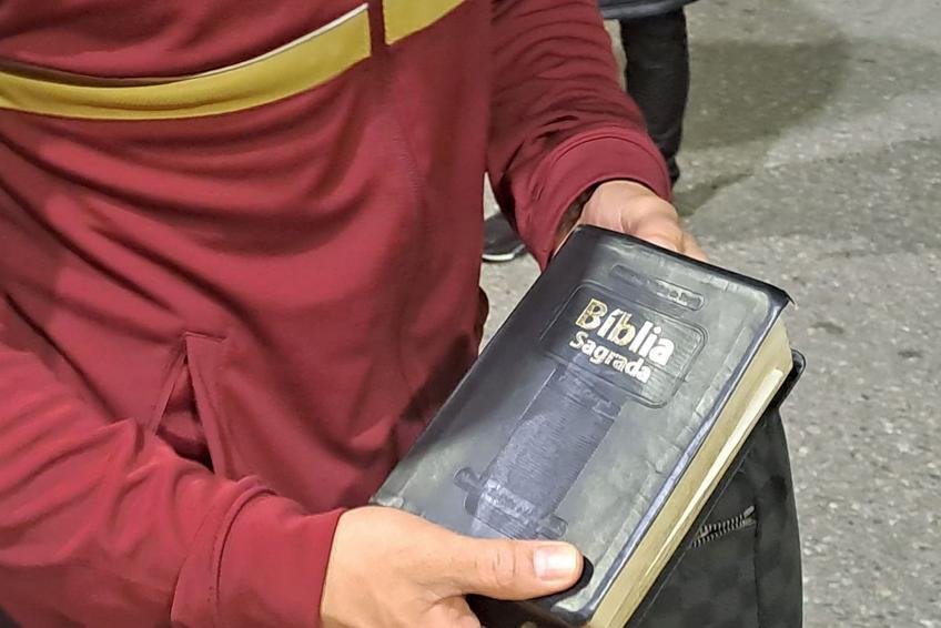 Junior Morais, cu Biblia în mână, după CFR Cluj - Rapid 2-2 / foto: Cătălin Stroia (Gazeta Sporturilor)