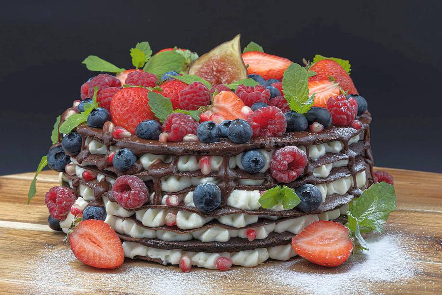 Un tort vedetă: Crêpes Cake cu cacao și o cremă din mascarpone și lapte condensat FOTO Facebook Narcis Răducan a investit zeci de mii de euro într-o afacere nouă: „Sunt inspector de calitate. Cineva trebuie să se sacrifice, nu?!”